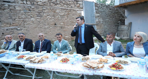 Erzincan Valisi Ali Arslantaş, İliç ilçesi Güngören Köyü’nde düzenlenen iftar programına katıldı
