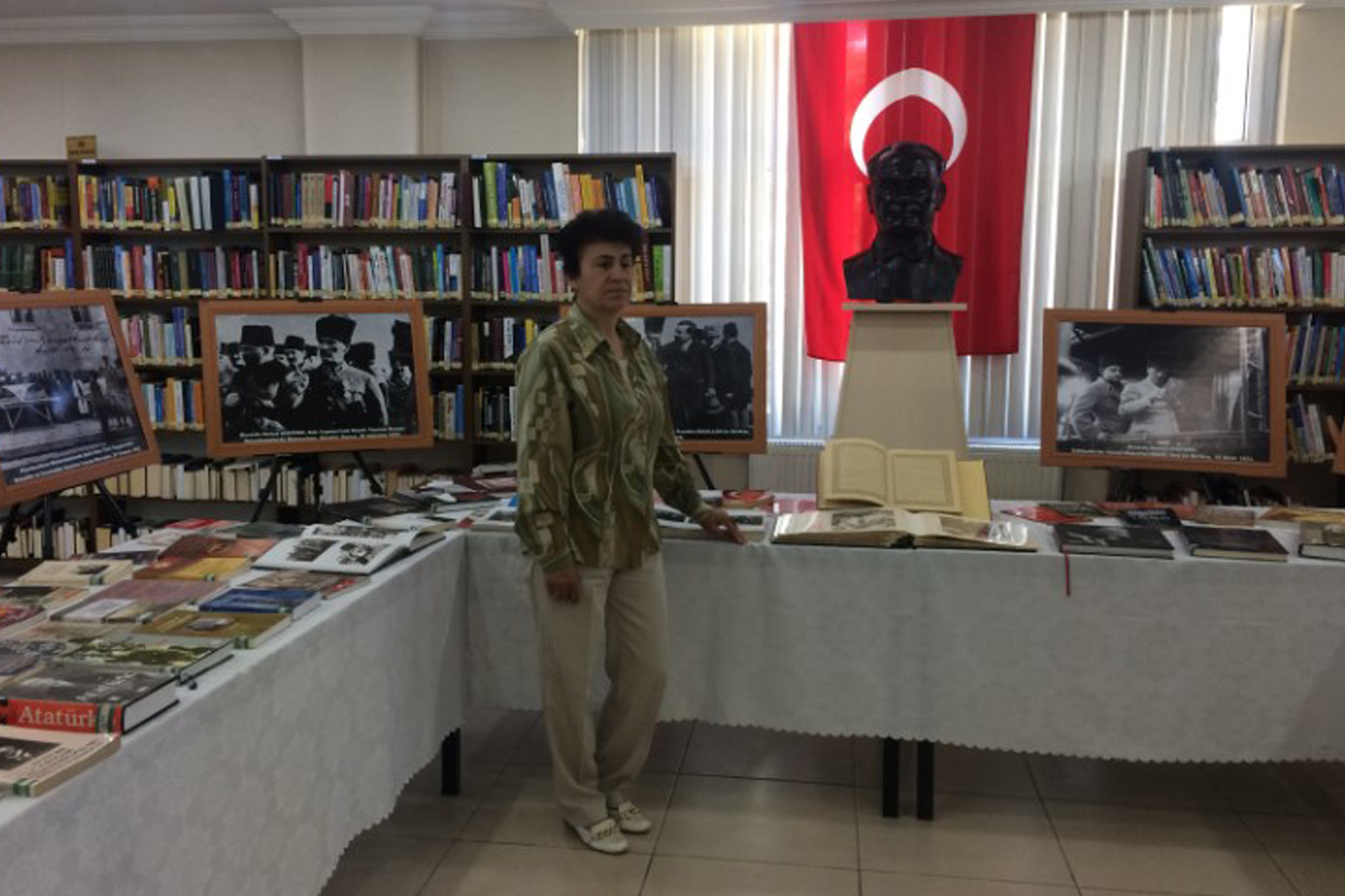 Atatürk kitapları ve Atatürk resimleri sergisi açıldı