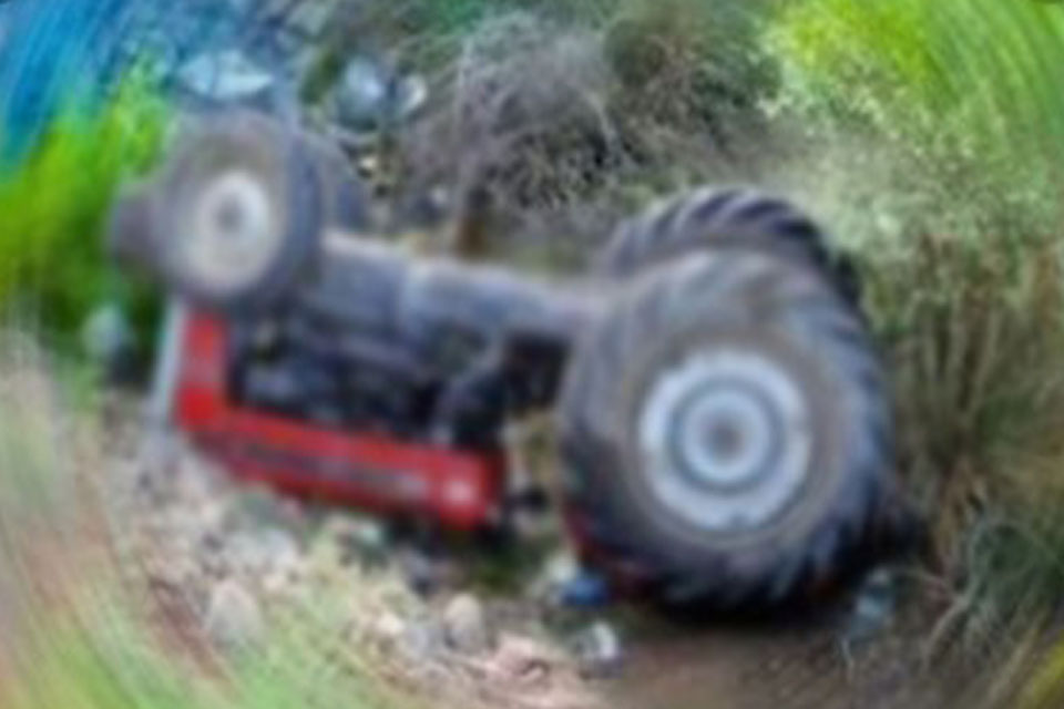 Kontrolden çıkan traktör devrildi: 3 yaralı