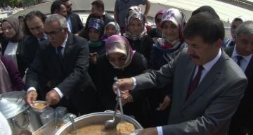 MHP Teşkilatı Aşure Dağıttı