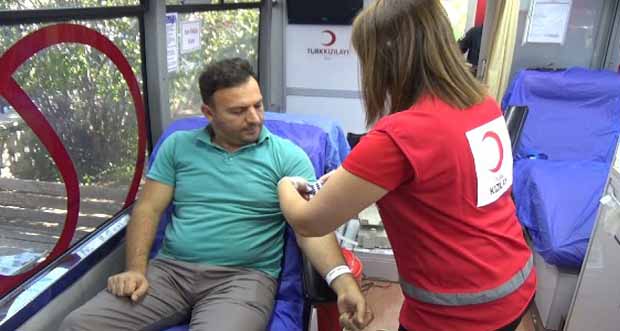 Tapu personeli kan bağışında bulundu