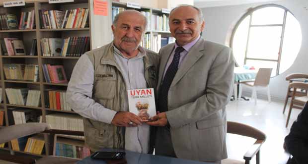 Yüksek Jeoloji Mühendisi Selahattin Ayan, İlk şiir kitabı Uyan Türk Milletini Bir Kitabevinde okurlarına imzaladı