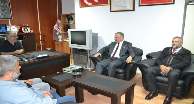 Erzincan Binali Yıldırım Üniversitesi Rektörü Prof. Dr. Akın Levent, Gazeteciler Günü münasebetiyle Erzincan Gazeteciler Cemiyetini ziyaret etti