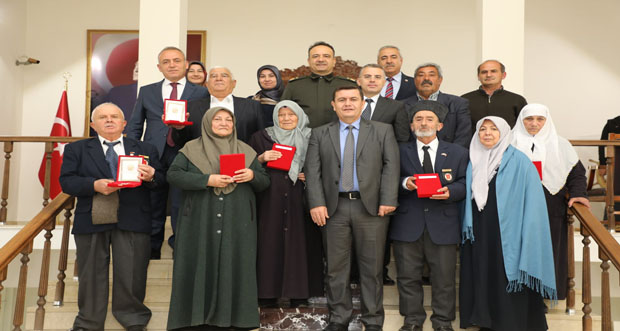 Erzincan Valisi Ali Arslantaş Kıbrıs Gazilerine Madalyalarını Takdim Etti