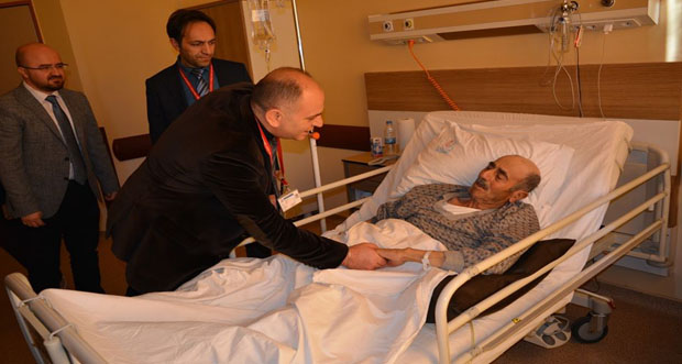 Erzincan Binali Yıldırım Üniversitesi Başhekimi Dr. Öğr.Üyesi Orhan Çimen’den hastalara ziyaret