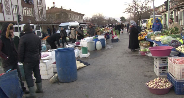 Erzincan’da Soğuk havalar en çok pazarcıları etkiledi