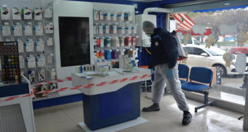 Refahiye Belediye Ekipleri İlçe esnaflarının dükkanlarını ilaçladı