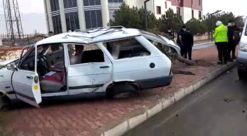 112 ÇAĞRI MERKEZİ ÖNÜNDE KAZA; 3 YARALI