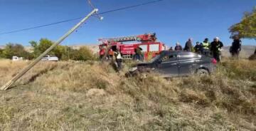 KONTROLDEN ÇIKAN ARAÇ DİREĞE ÇARPTI