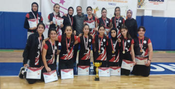 ÜZÜMLÜ ORTAOKULU KIZ VOLEYBOL TAKIMI TÜRKİYE YARI FİNALİ’NDE