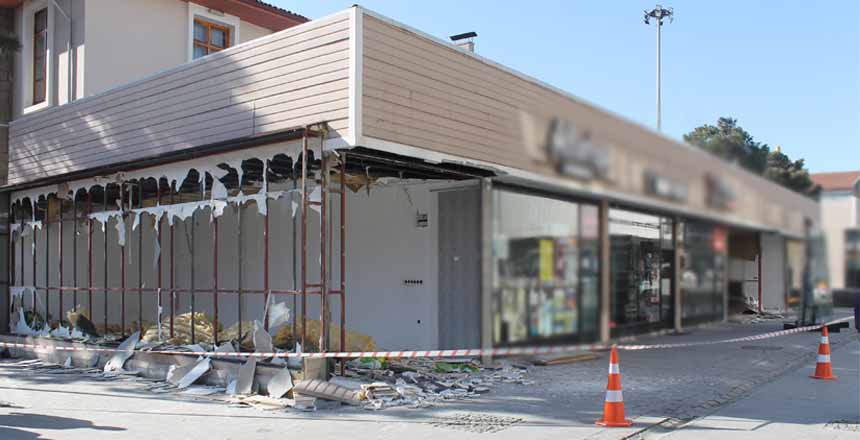 MİLLET KIRAATHANESİNİN ARKASINDAKİ GEÇİCİ İŞYERLERİ YIKILIYOR