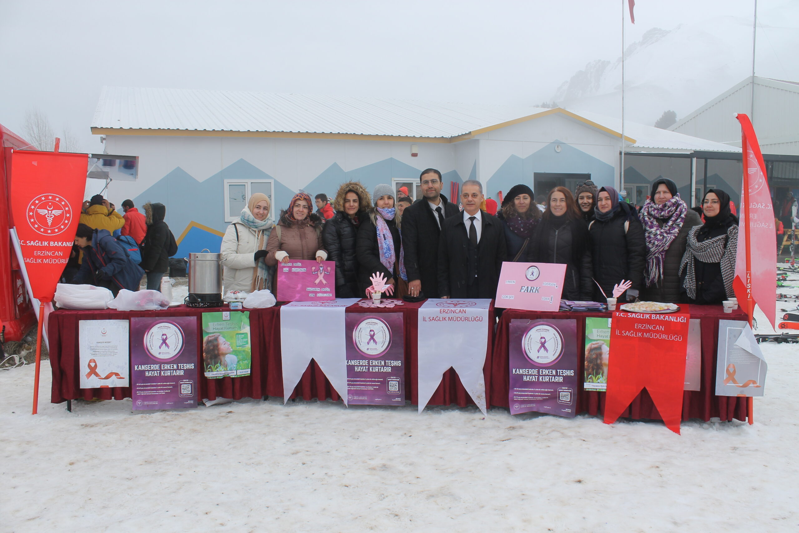 İL SAĞLIK MÜDÜRLÜĞÜNCE ERGAN DAĞINDA KANSER FARKINDALIK STANDI AÇILDI