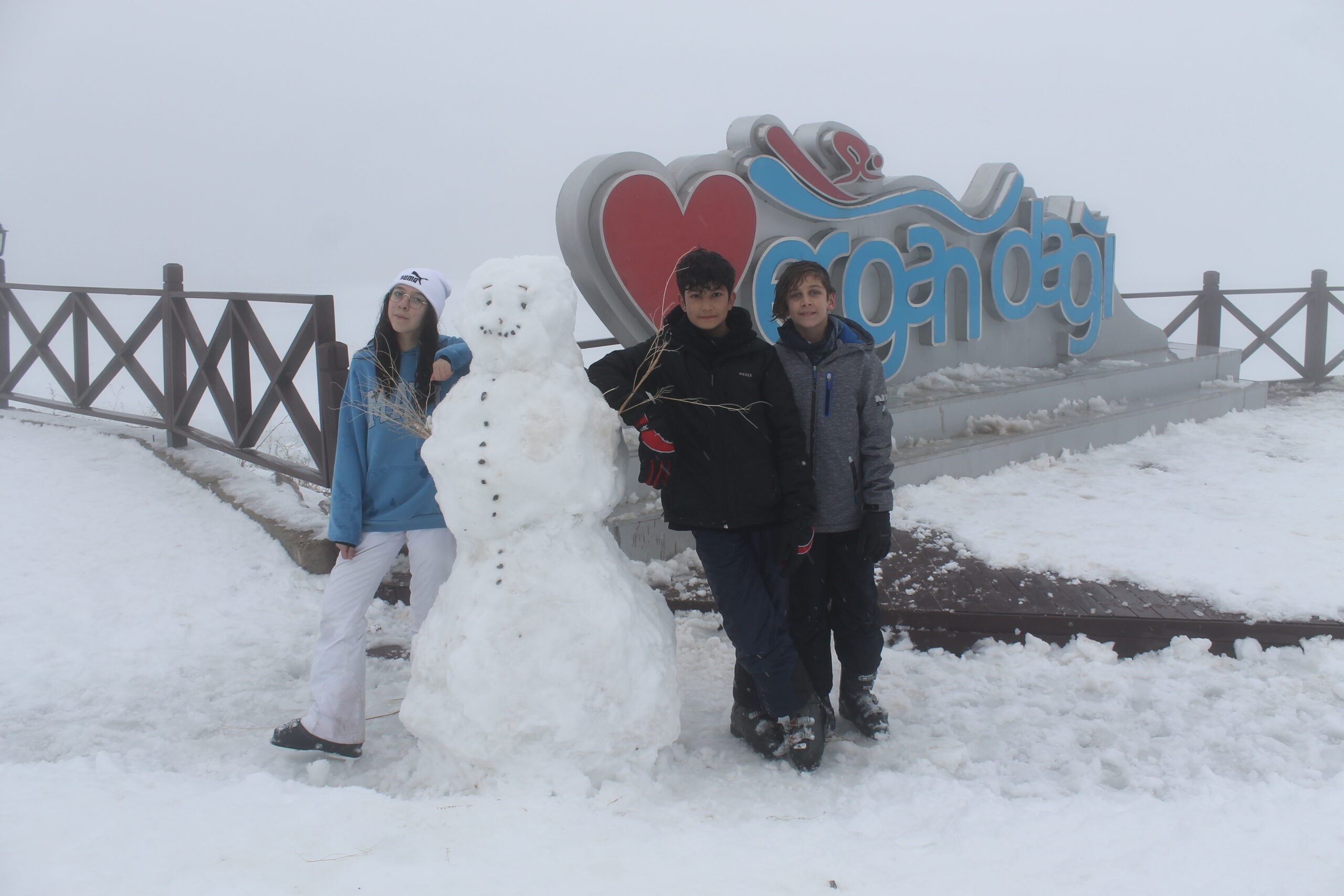 SPORCU GENÇLER KAR ADAMI HASO İLE KEYİFLİ DAKİKALAR YAŞADI