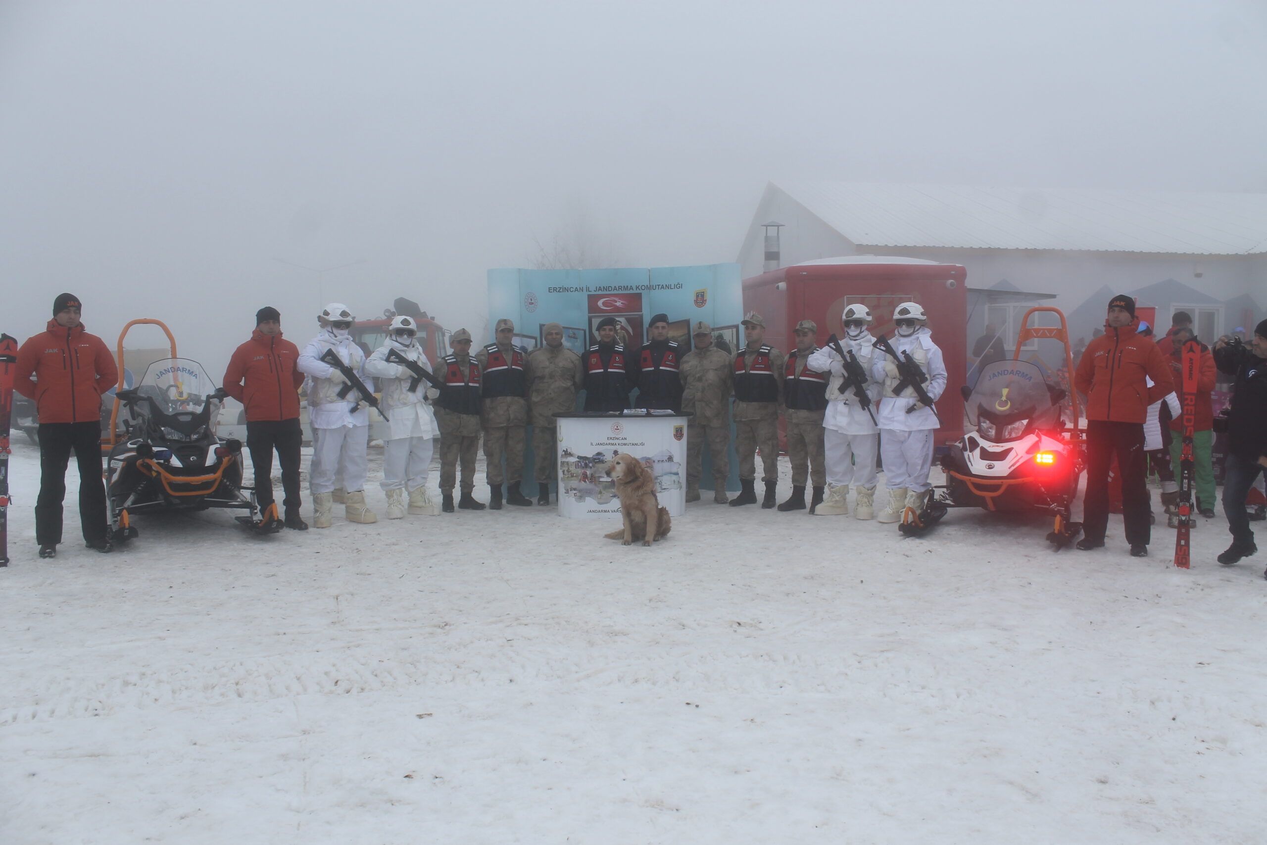 ERGAN DAĞINDA KAYAKSEVERLERİN GÜVENLİĞİ ONLARIN ELİNDE