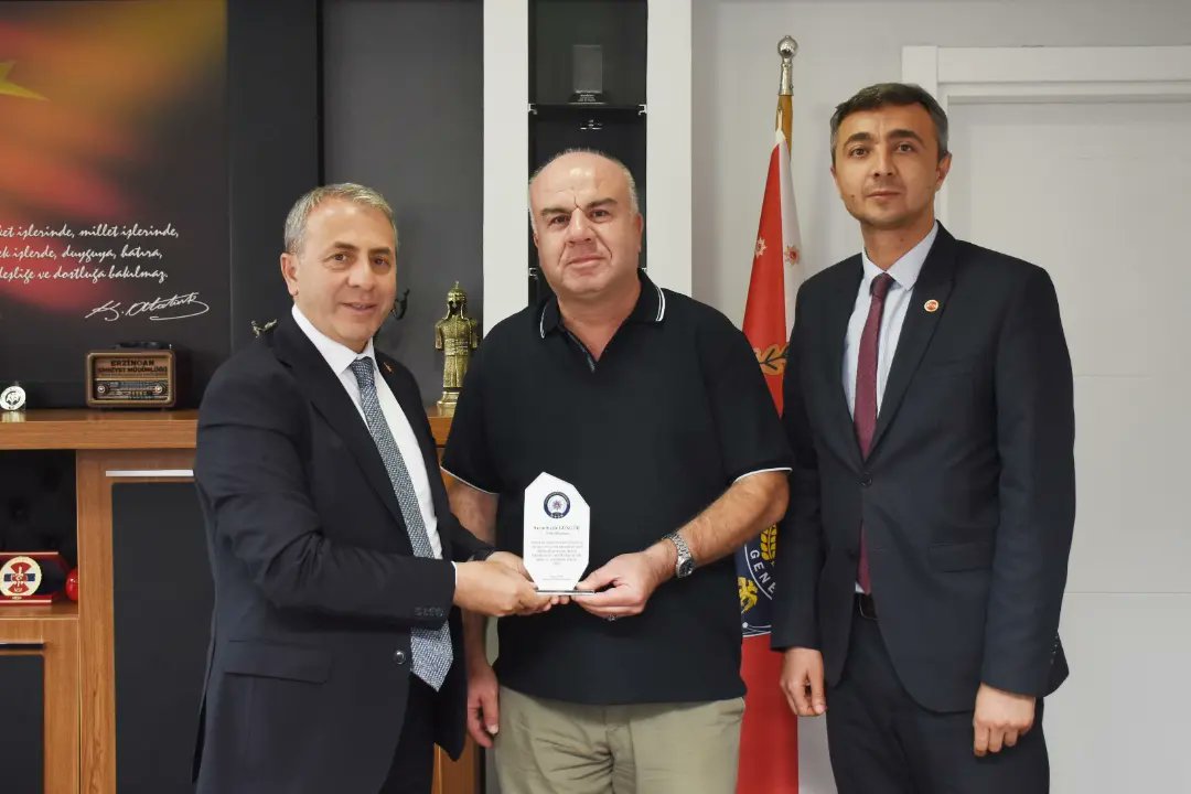 EMEKLİ POLİS MEMURUNA MÜDÜR KURT’TAN PLAKET VE TEŞEKKÜR BELGESİ