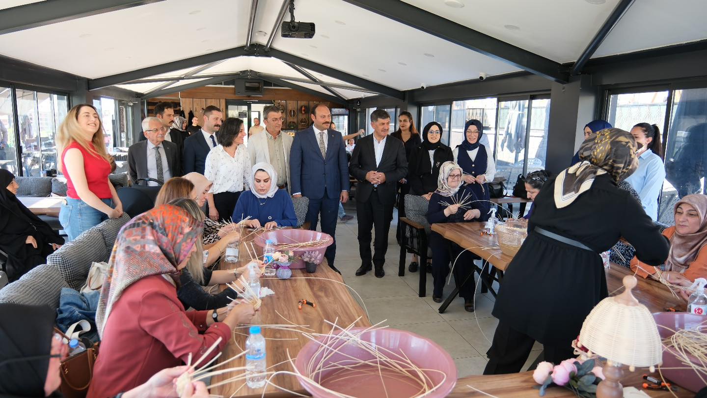 KEMOTERAPİ TEDAVİSİ GÖREN KADINLARA YÖNELİK ATÖLYE ÇALIŞMALARI YAPILIYOR