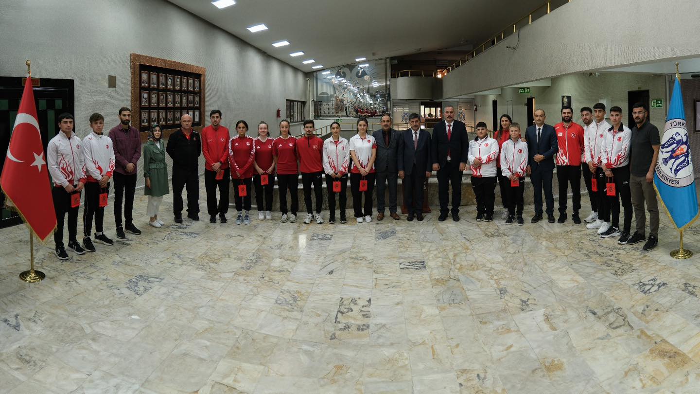 ERZİNCANLI SPORCULARDAN BAŞKAN AKSUN’A ZİYARET