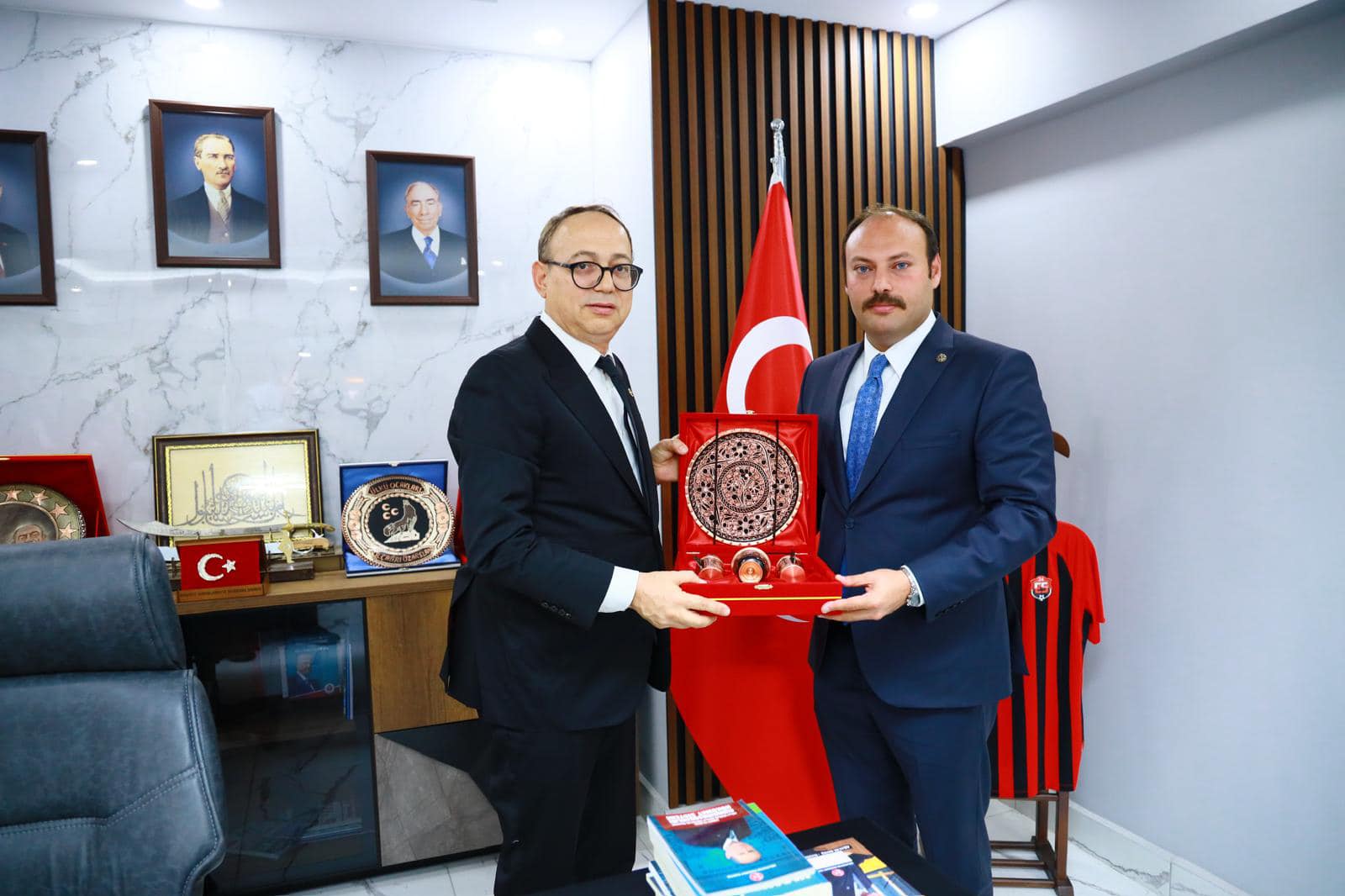 GENEL BAŞKAN YARDIMCISI TOPSAKAL, MHP İL BİNASINI ZİYARET ETTİ