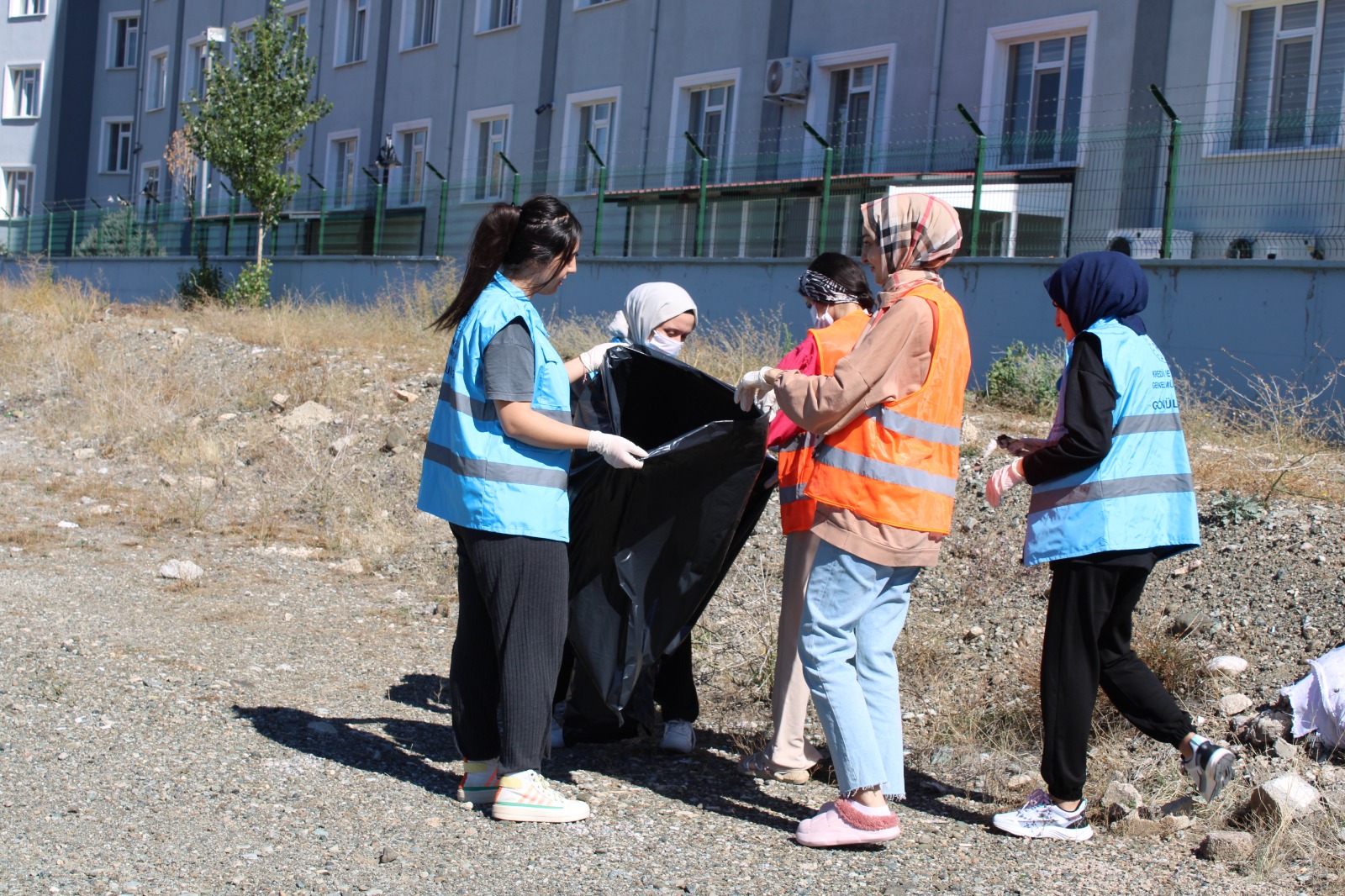 TERZİ BABA YURDU GÖNÜLLÜ GENÇLERİNDEN ÇEVRE TEMİZLİĞİ