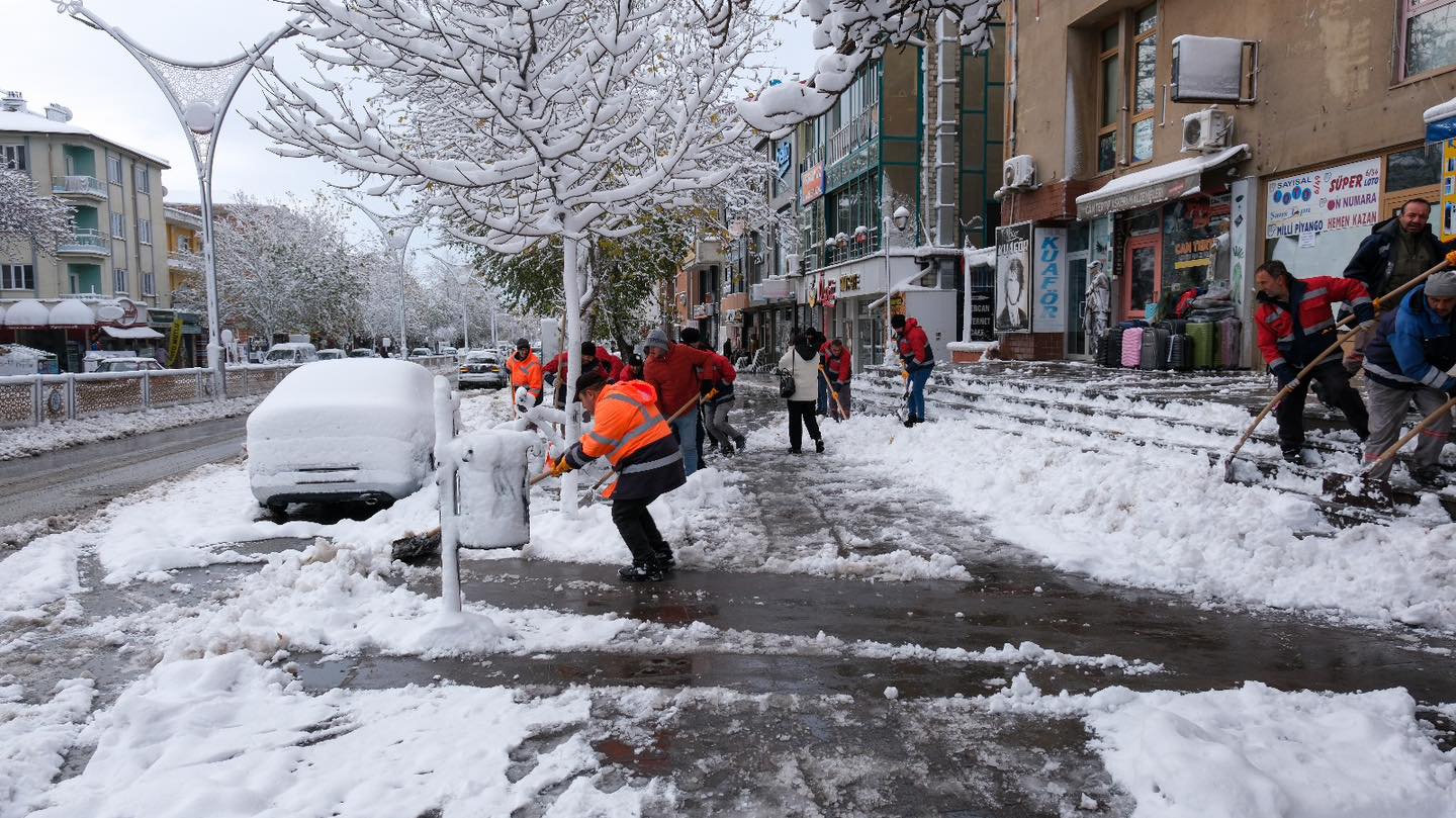 KAR KÜREME ÇALIŞMALARI KAPSAMLI BİR ŞEKİLDE DEVAM EDİYOR