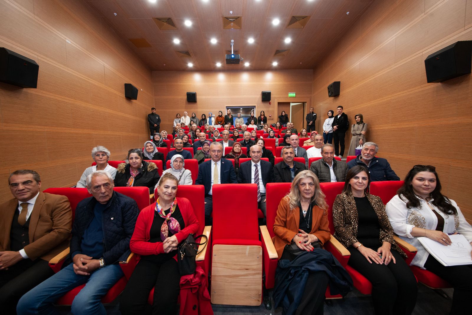 REKTÖR LEVENT 60+ TAZELENME ÜNİVERSİTESİ ÖĞRENCİLERİ İLE BULUŞTU