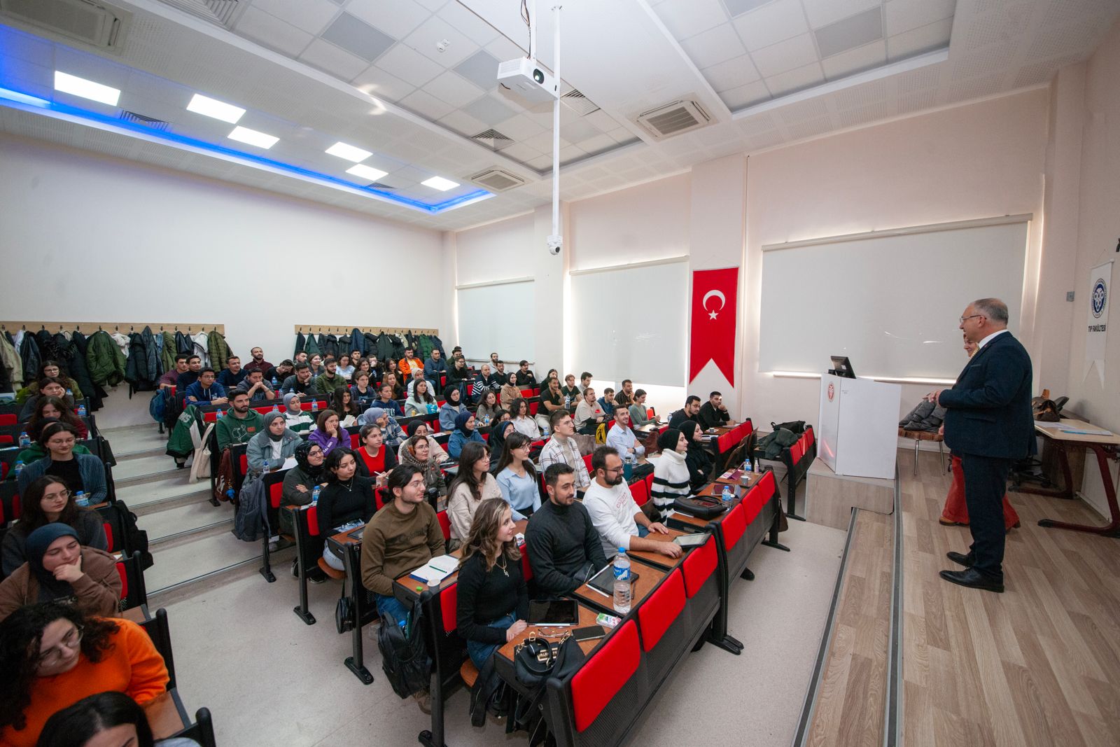 REKTÖR LEVENT TIP FAKÜLTESİ ÖĞRENCİLERİYLE BİR ARAYA GELDİ