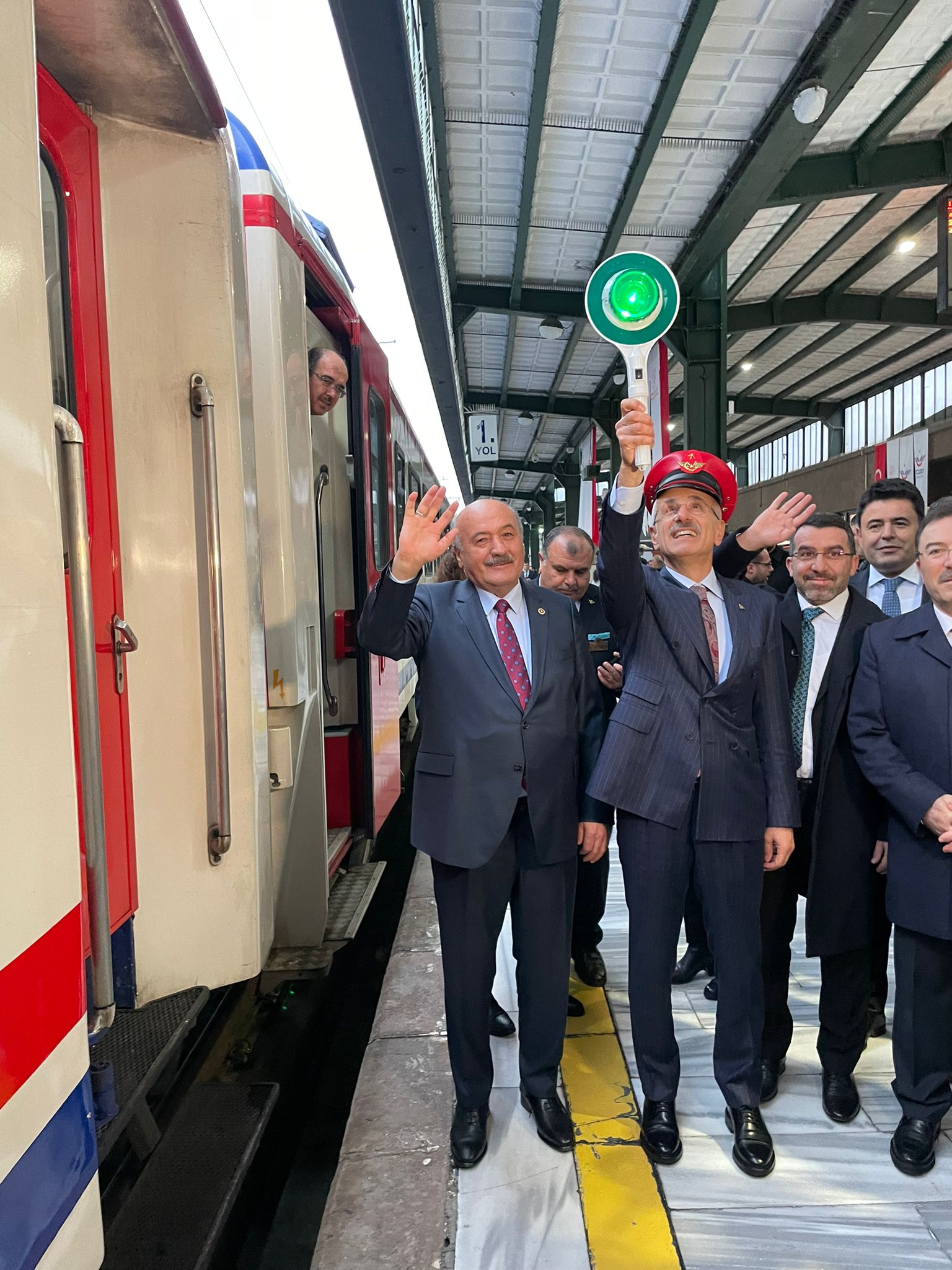 BAKAN URALOĞLU VE MİLLETVEKİLİ KARAMAN TURİSTİK DOĞU EKPRESİNİ UĞURLADI