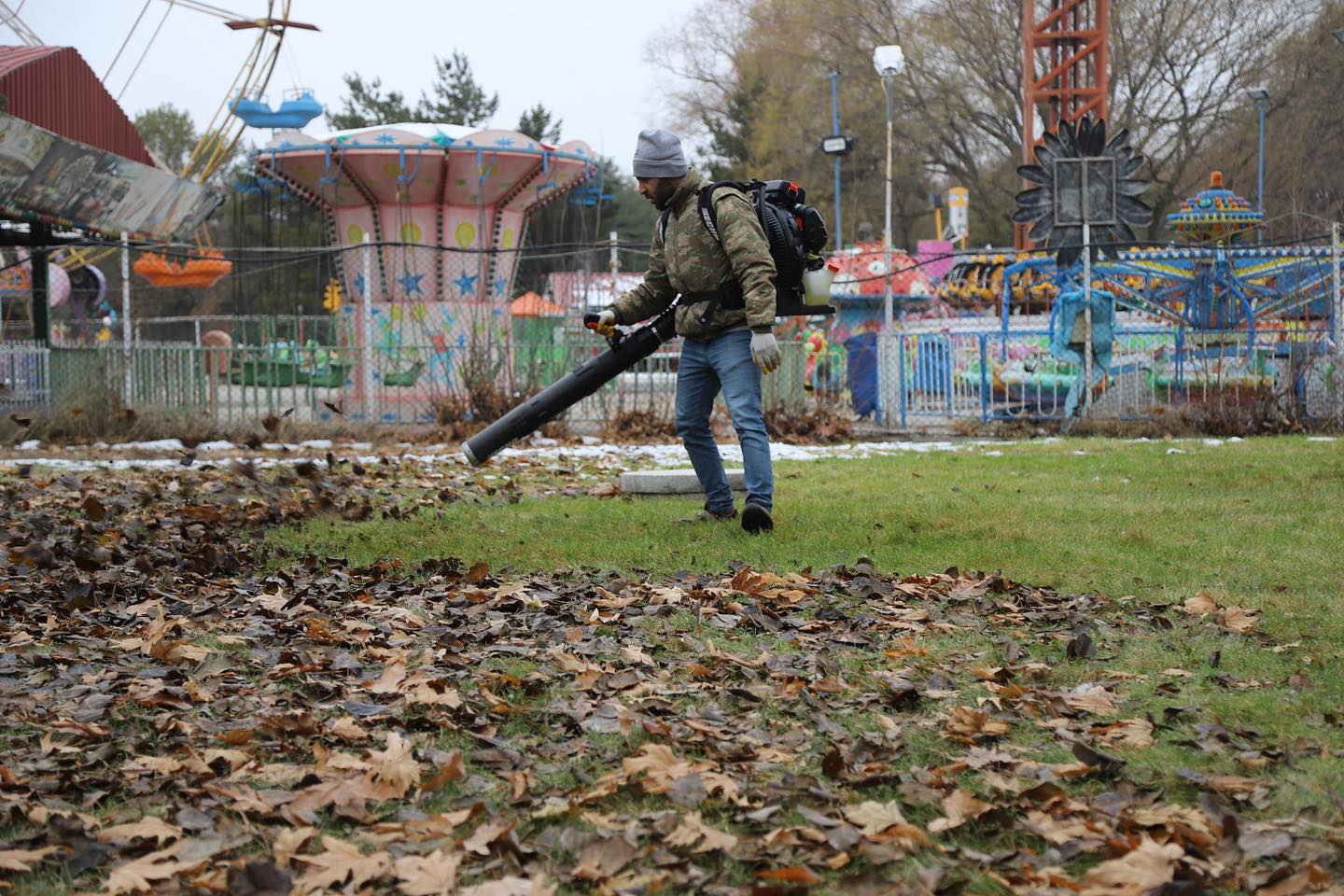 DÖKÜLEN YAPRAKLAR TEMİZLENİYOR