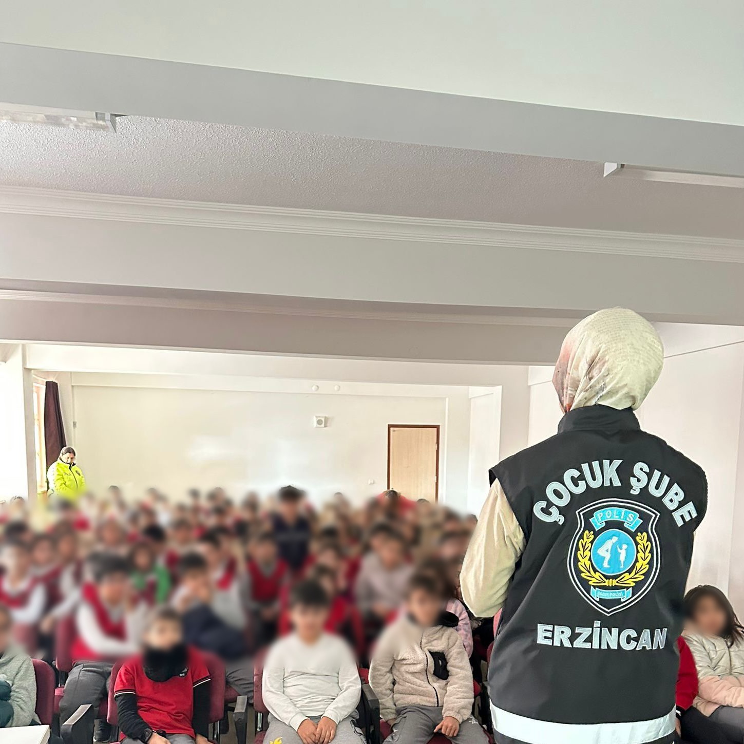 ERZİNCAN EMNİYETİNDEN ÖĞRENCİLERE GÜVENLİK VE TRAFİK BİLGİLENDİRMESİ