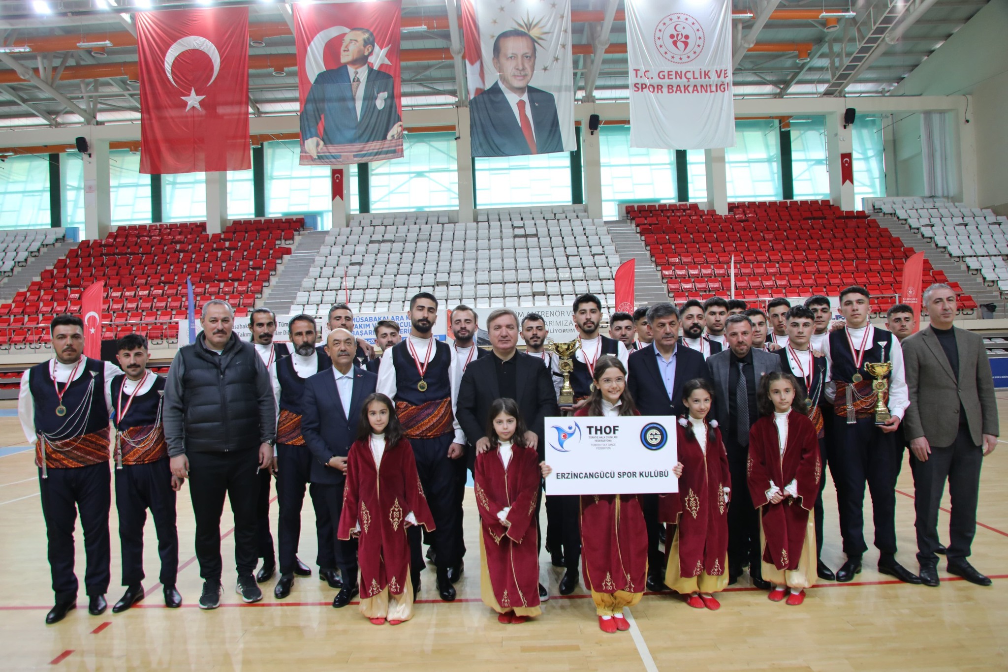ERZİNCAN’DA HALK OYUNLARI İL BİRİNCİLİĞİ YARIŞMALARI GERÇEKLEŞTİRİLDİ