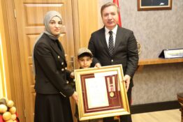 ŞEHİT PİYADE UZMAN ÇAVUŞ EREN ÖZTÜRK’ÜN AİLESİNE DEVLET ÖVÜNÇ MADALYASI TEVCİH EDİLDİ