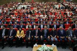 BAKAN BAYRAKTAR EBYÜ ÖĞRENCİLERİYLE BİR ARAYA GELDİ