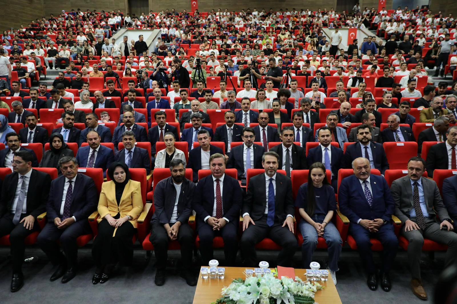BAKAN BAYRAKTAR EBYÜ ÖĞRENCİLERİYLE BİR ARAYA GELDİ