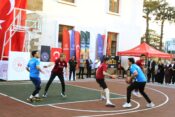 BAKAN BAYRAKTAR ERZİNCANLI GENÇLERLE SAHADA BULUŞTU