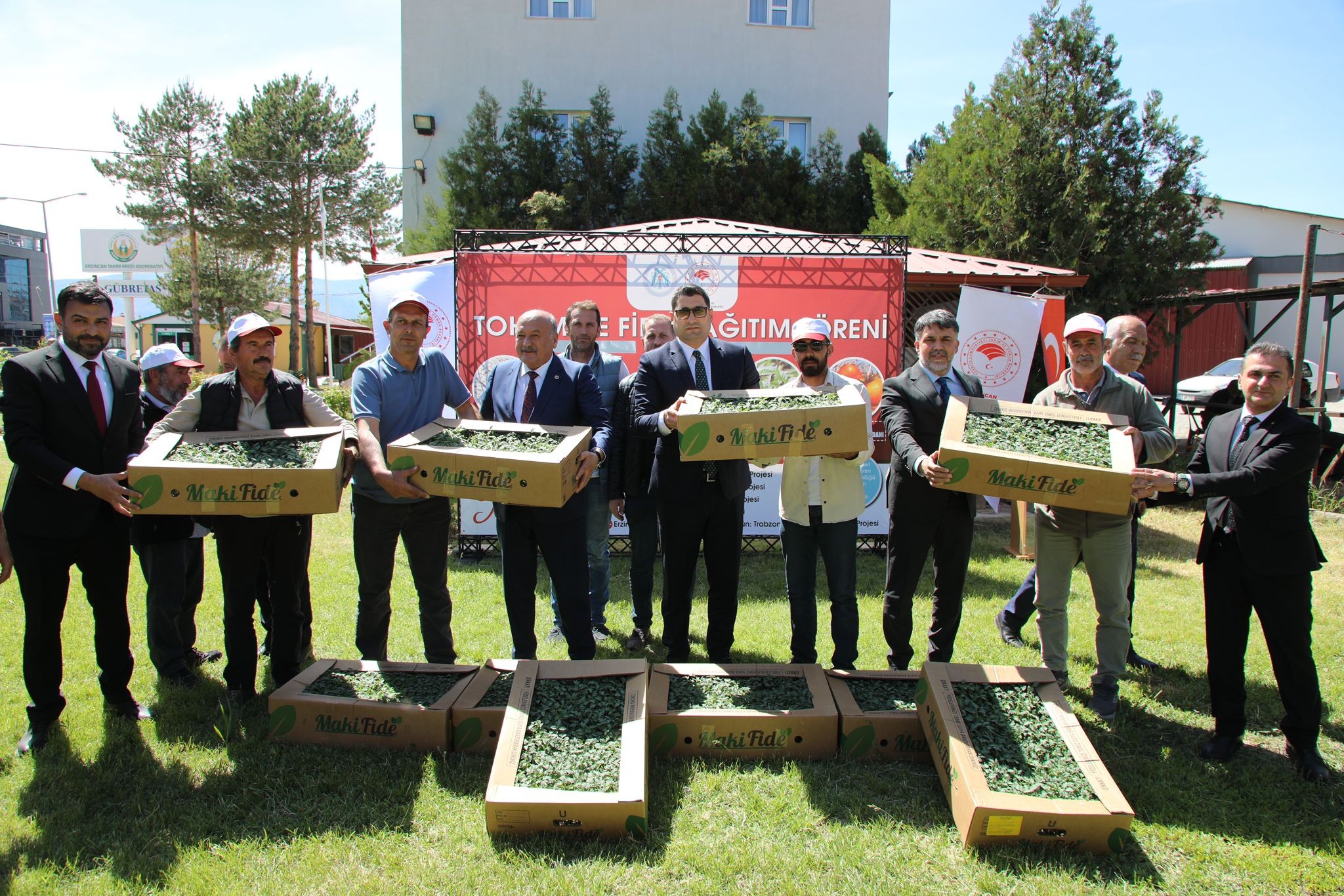 “DÜNYA ÇİFTÇİLER GÜNÜ VE DOMATES FİDESİ DAĞITIM PROGRAMI” DÜZENLENDİ