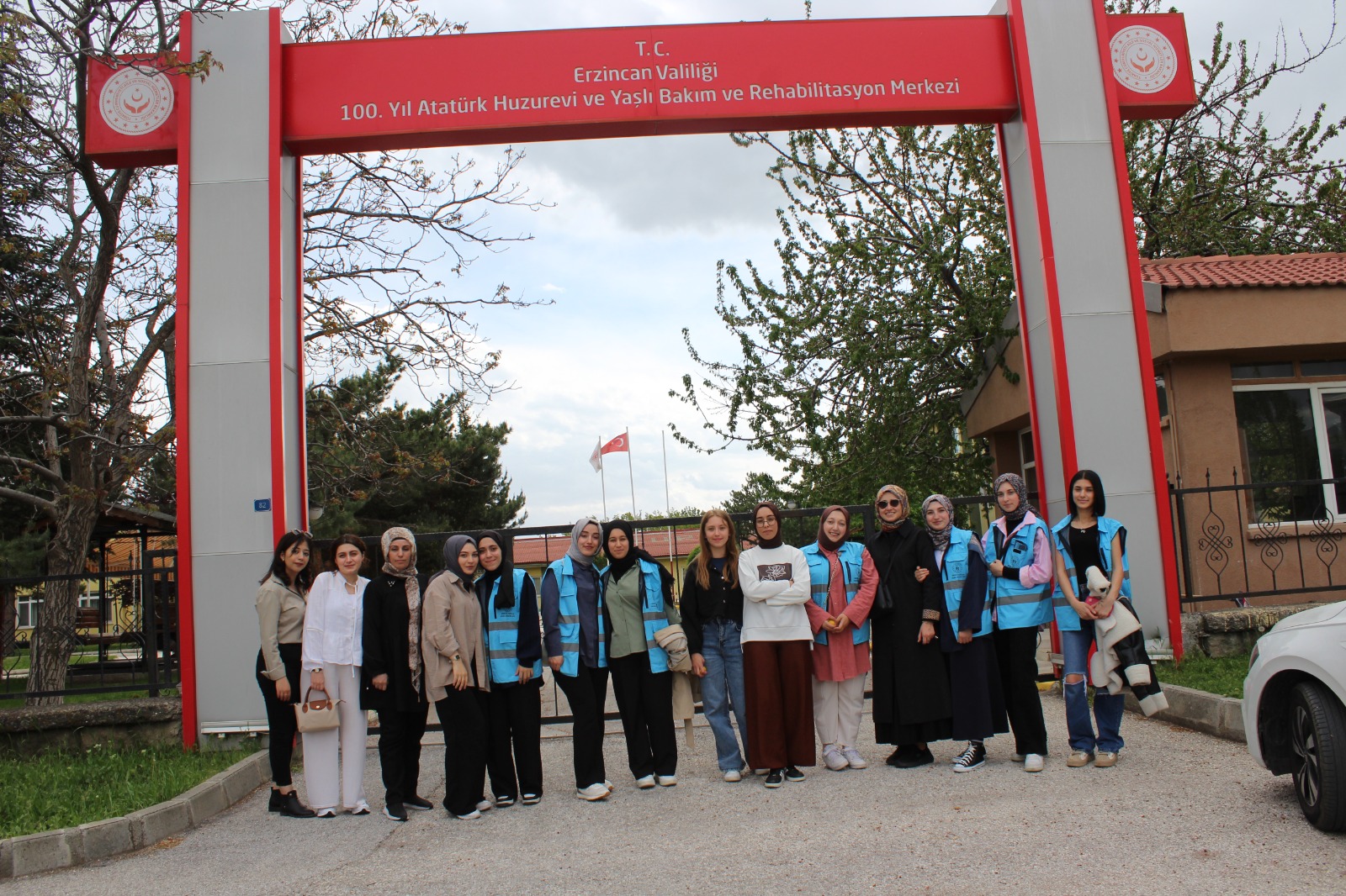 ERZİNCAN YURT ÖĞRENCİLERİNDEN HUZUREVİNE ANNELER GÜNÜ ZİYARETİ!