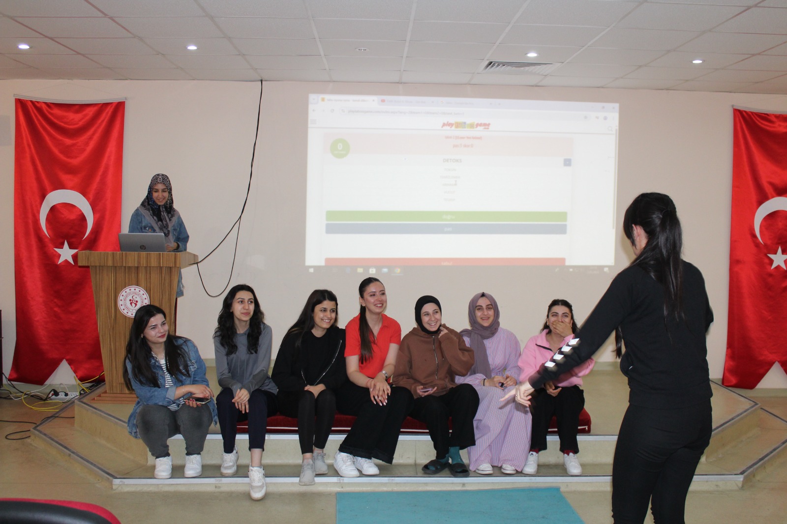MENGÜCEK GAZİ YURDU’NDA TABU HEYECANI, ÖĞRENCİLER SANİYELERLE YARIŞTI!
