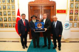 VALİ AYDOĞDU’DAN AHMET UĞURLU DEDE’YE NEZAKET