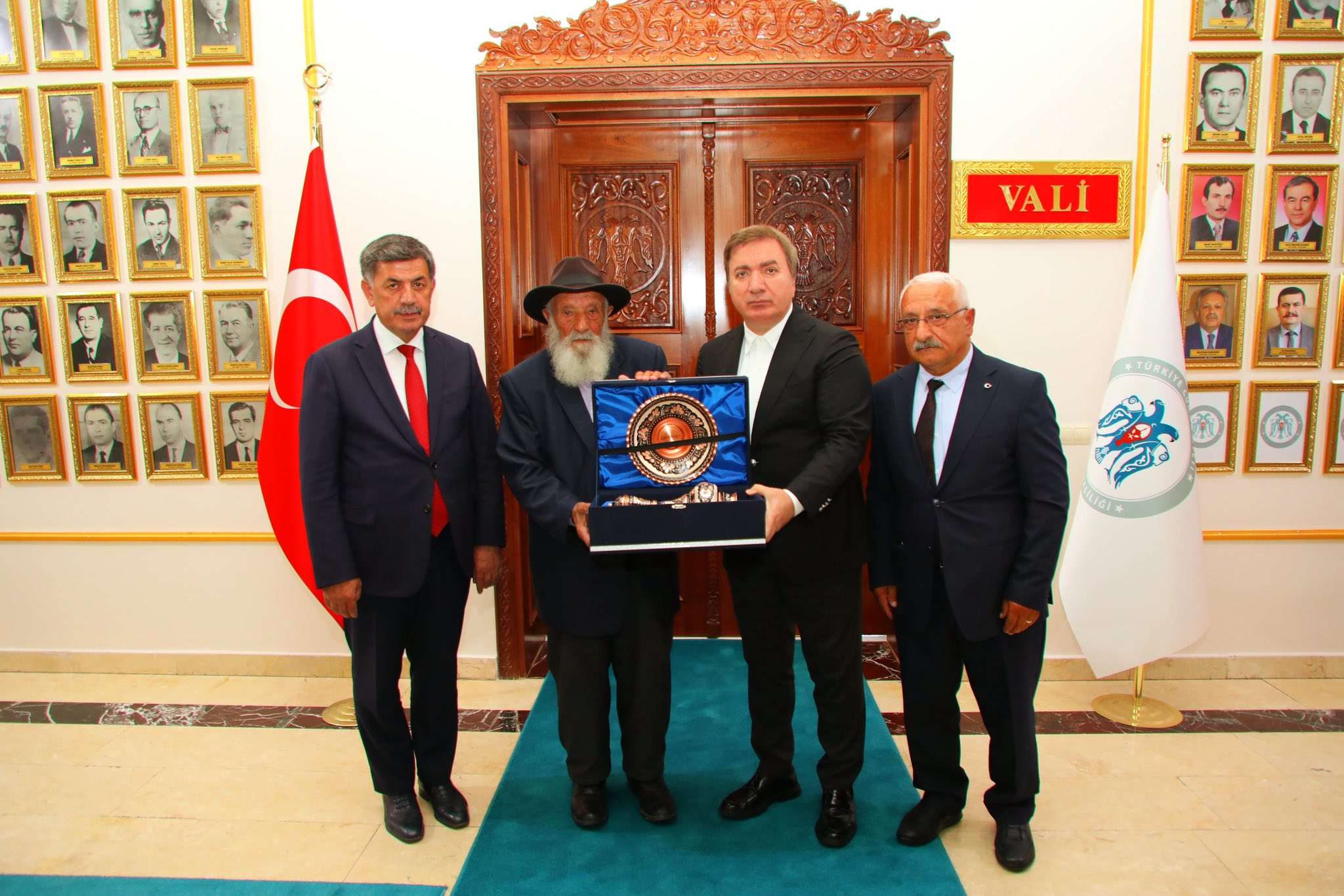 VALİ AYDOĞDU’DAN AHMET UĞURLU DEDE’YE NEZAKET
