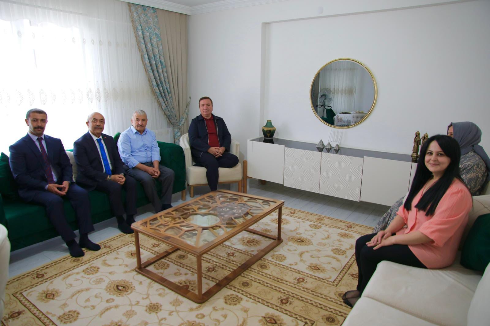 VALİ AYDOĞDU’DAN EMEKLİ ÖĞRETMENE ANLAMLI ZİYARET