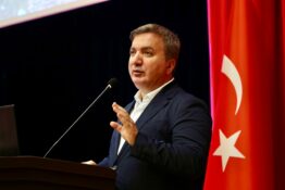 VALİ AYDOĞDU: “BİR MİLLETİN KÜLLERİNDEN DOĞUP YENİDEN AYAĞA KALKTIĞI, TARİHİN AKIŞINI DEĞİŞTİREN O BÜYÜK YÜRÜYÜŞÜN ADIDIR 19 MAYIS”