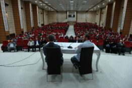 YAZAR SADIK YALSIZUÇANLAR GENÇLERLE SÖYLEŞİ PROGRAMINDA BULUŞTU