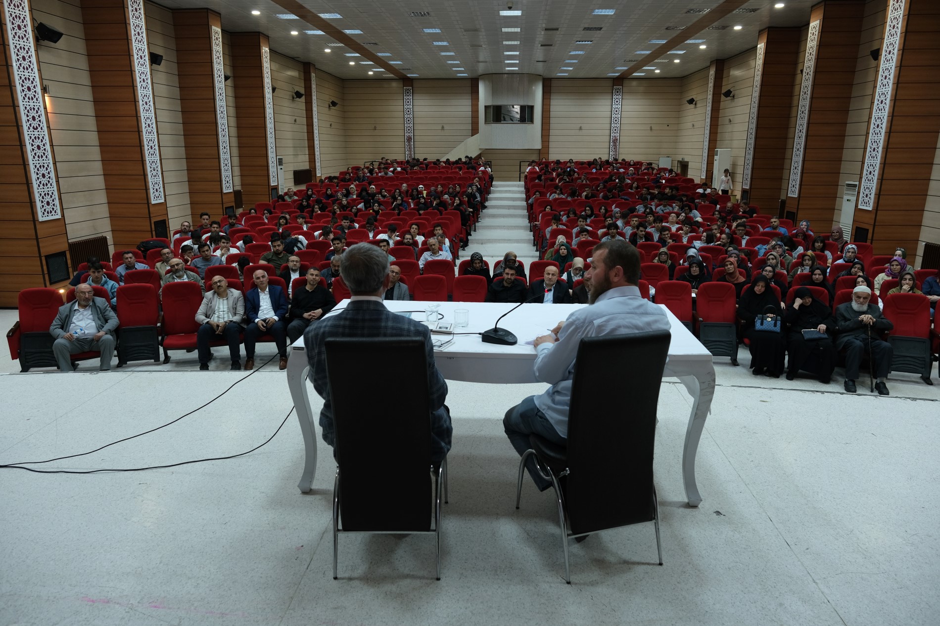 YAZAR SADIK YALSIZUÇANLAR GENÇLERLE SÖYLEŞİ PROGRAMINDA BULUŞTU