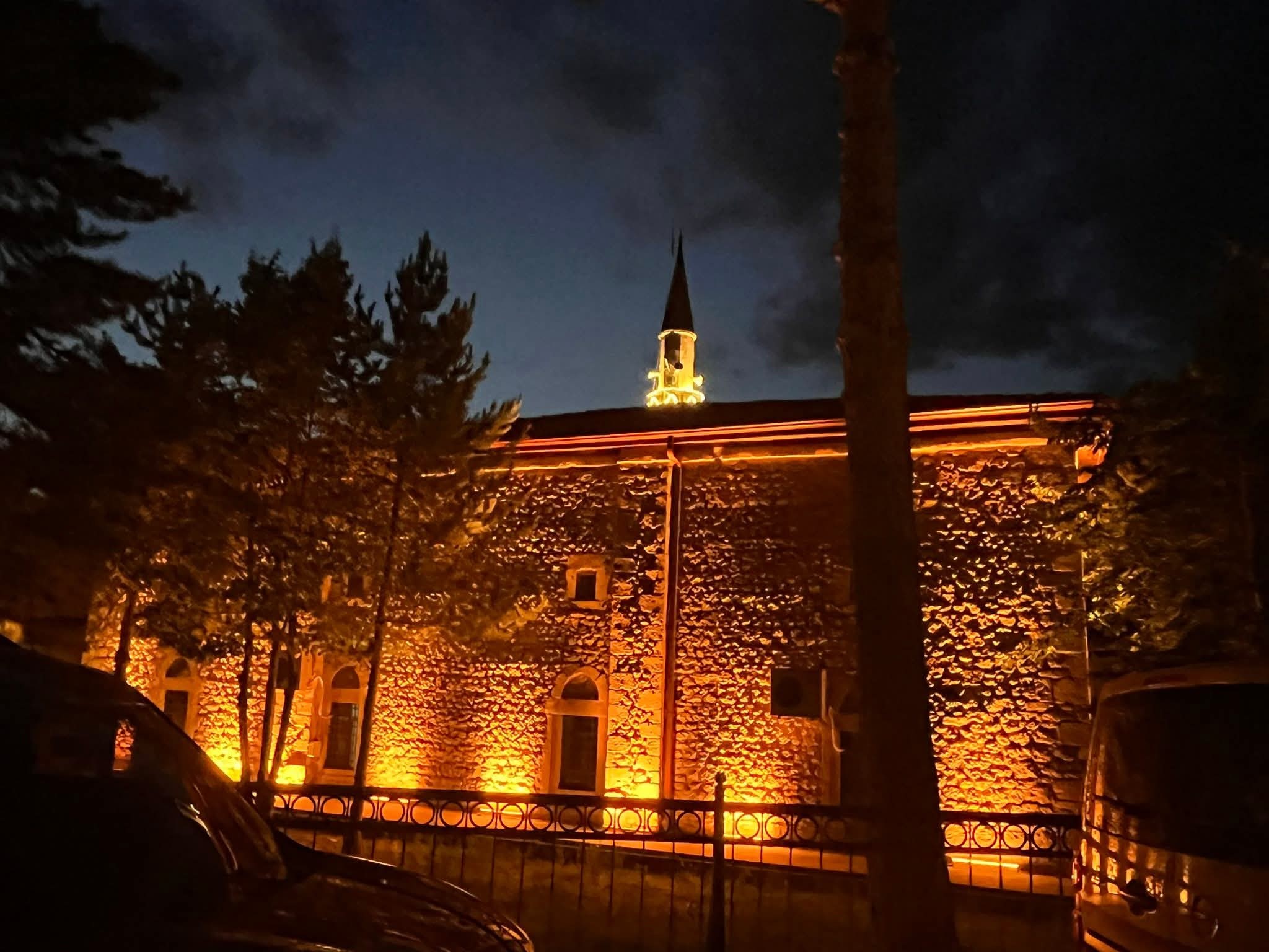570 YILLIK MİRAS GÜLABİBEY CAMİİ GECE IŞIKLANDIRMALARIYLA GÖZ KAMAŞTIRIYOR