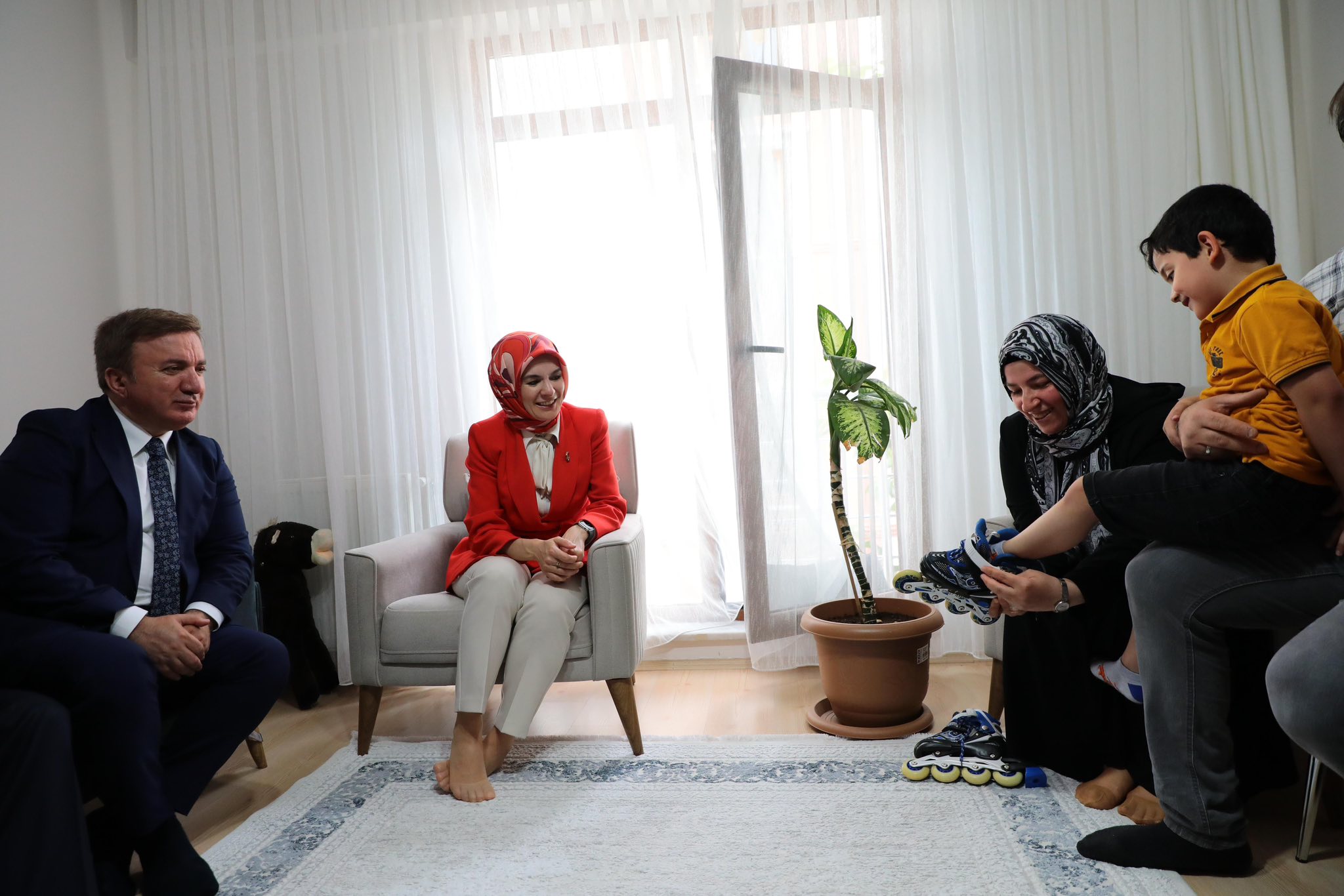 BAKAN GÖKTAŞ’TAN DEPREMZEDE MİNİĞE ZİYARET
