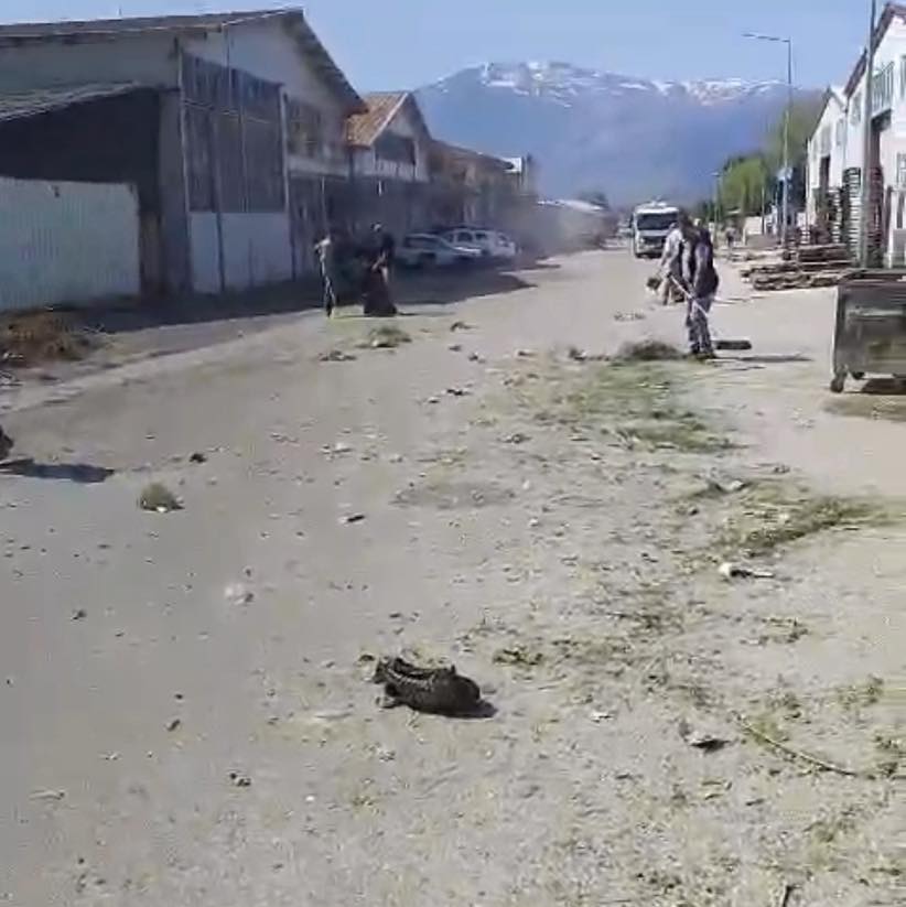 BELEDİYE EKİPLERİ TEMİZLİK ÇALIŞMALARINI SÜRDÜRÜYOR