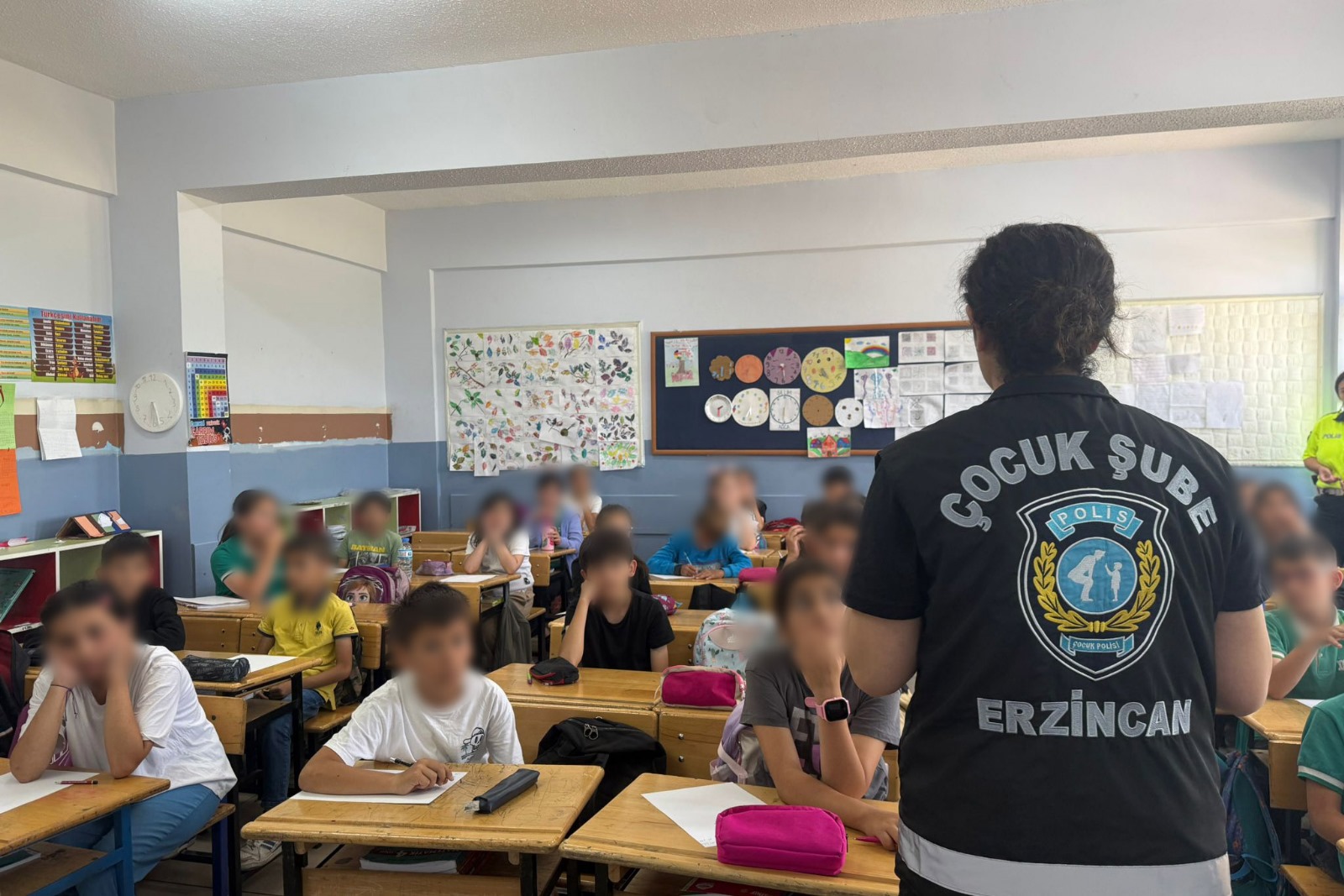 ÇOCUK POLİSİ BİLGİLENDİRİYOR