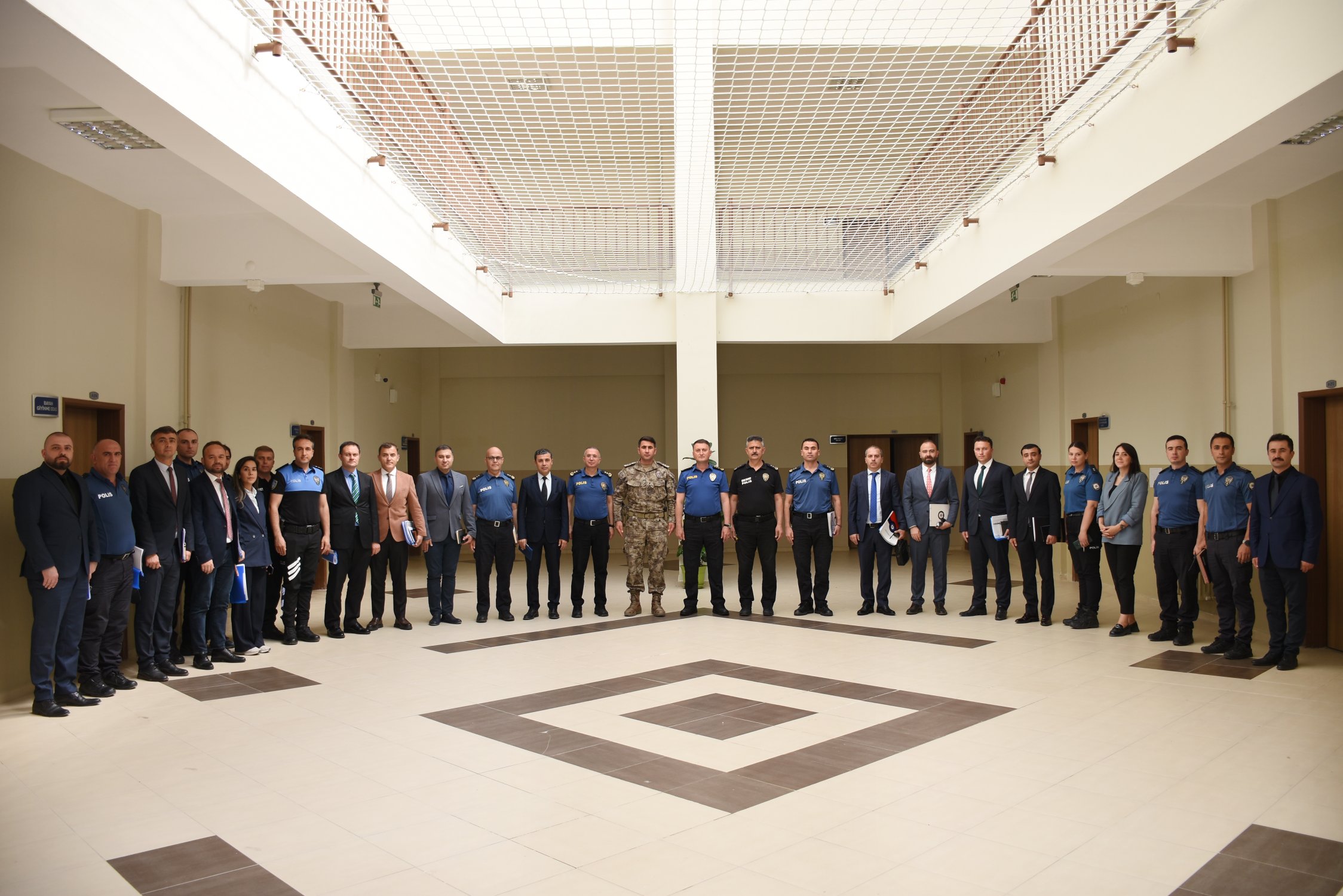 KAHRAMAN POLİS DUALARLA UĞURLANDI