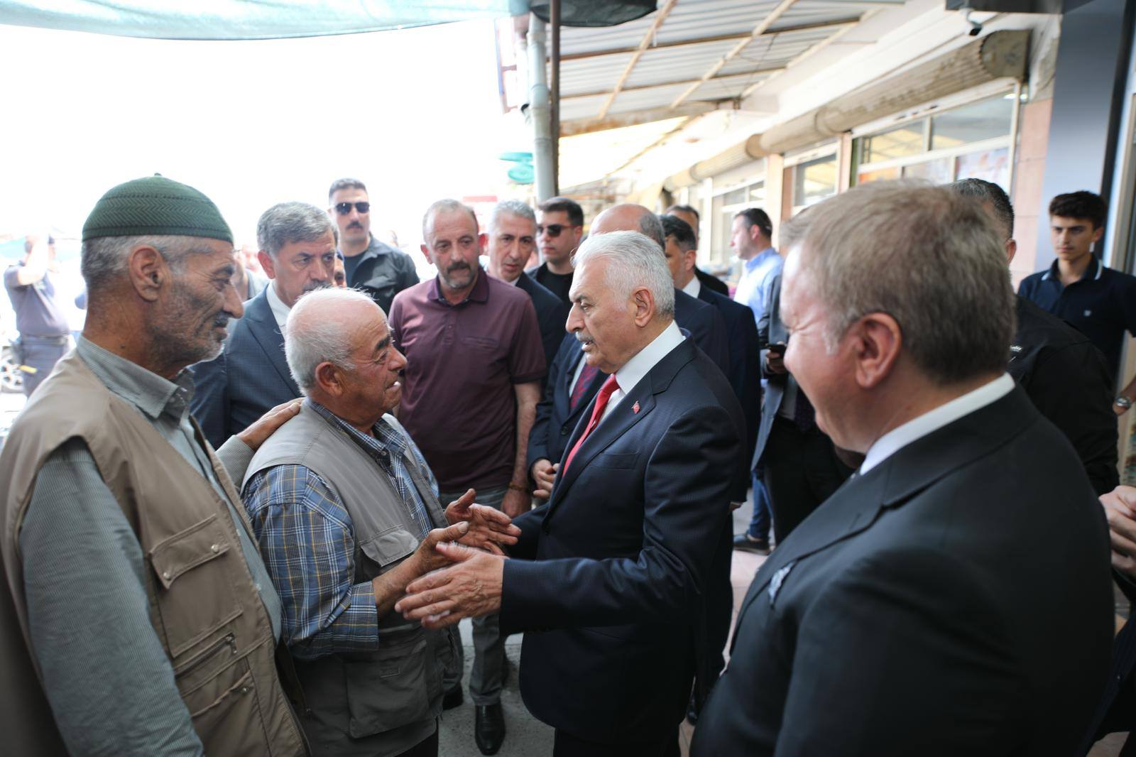 SON BAŞBAKAN YILDIRIM’DAN ERZİNCAN’DA YANGIN MAĞDURU ESNAFA GEÇMİŞ OLSUN ZİYARETİ