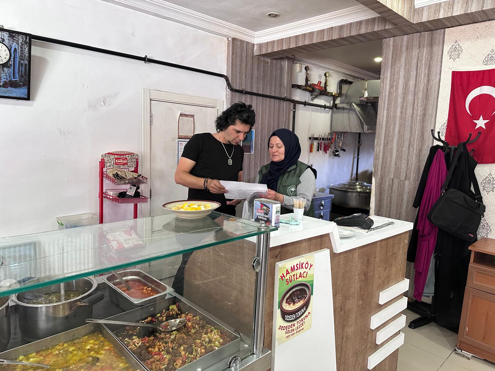 ÜZÜMLÜ’DE GIDA İŞLETMELERİNE KAREKOD UYGULAMASI ANLATILIYOR